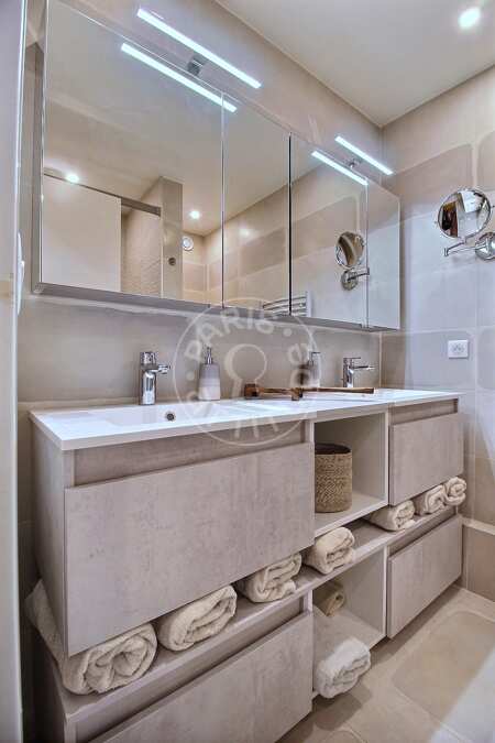Bathroom Furnished apartment - 110m²  - 3 bedrooms - Courbevoie