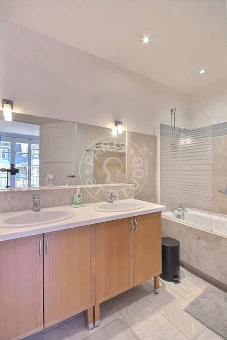 Salle de bain Appartement meublé - 67m²  - 1 chambre - Trocadéro - Paris