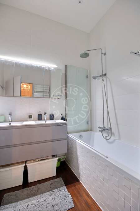 Bathroom Furnished apartment - 71m² - 2 bedrooms - Levallois-Perret