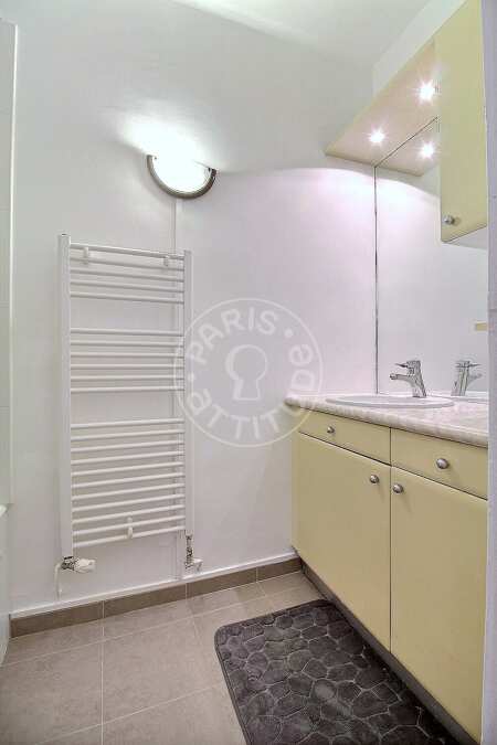 Bathroom Furnished apartment - 50m²  - 2 bedrooms - Porte de Saint-Cloud - Paris