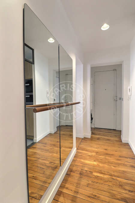 Entrance Furnished apartment - 58m²  - 1 bedroom - Montmartre / Place des Abbesses - Paris
