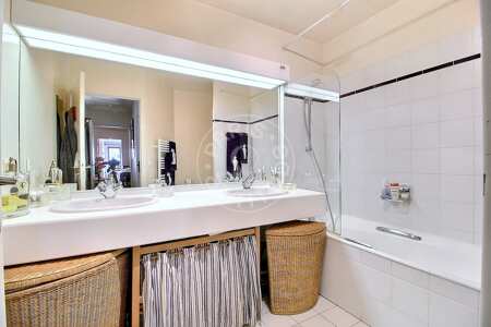 Bathroom Furnished apartment - 99m²  - 3 bedrooms - Oberkampf - Paris