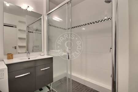 Bathroom Furnished apartment - 59m²  - 1 bedroom - Issy-les-Moulineaux