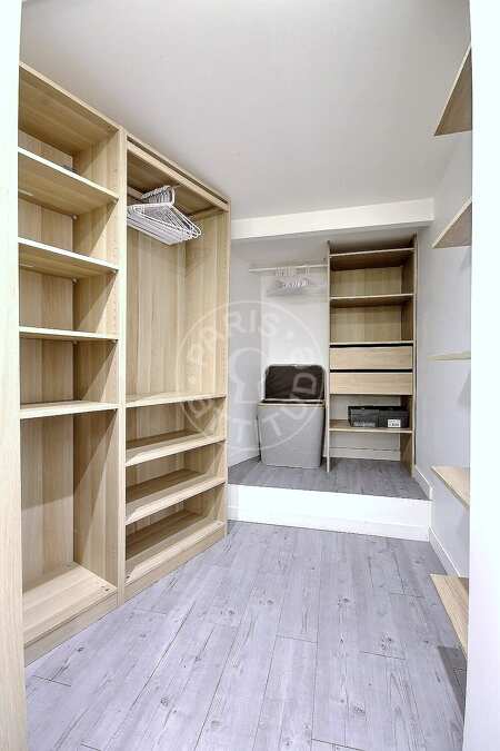 Dressing room Furnished duplex - 43m²  - 1 bedroom - Wagram - Paris