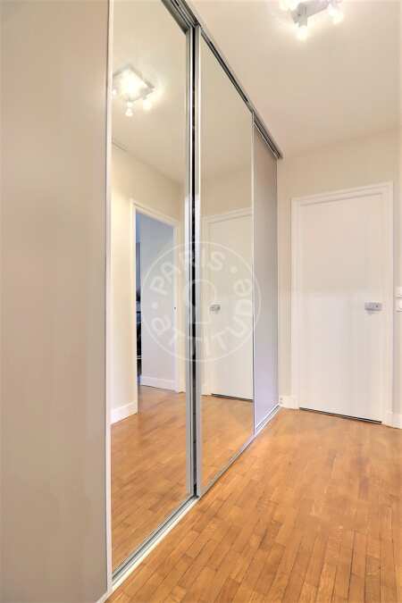 Dressing room Furnished apartment - 98m²  - 2 bedrooms - Centre George Pompidou - Paris