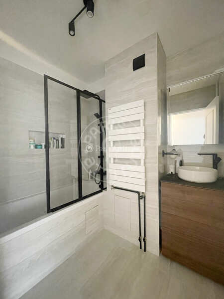 Casa de banho Apartamento mobilado - 74m²  - 2 quartos - Montmartre / Place des Abbesses - Paris