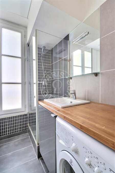 Salle de bain Appartement meublé - 24m²  - 1 chambre - Montmartre / Place des Abbesses - Paris