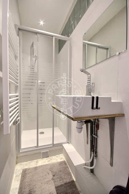 Bathroom Furnished apartment - 45m²  - 1 bedroom - Jules Joffrin - Mairie du 18ème - Paris