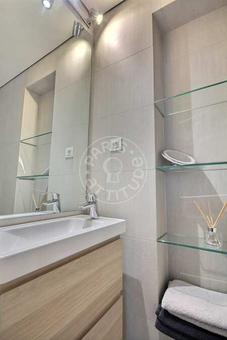 Bathroom Furnished apartment - 135m²  - 2 bedrooms - Moulin Rouge / Pigalle - Paris