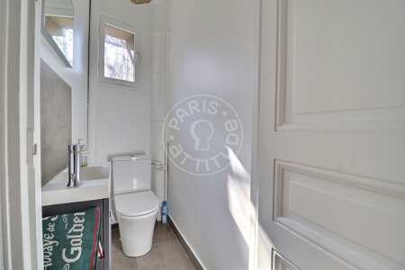Toilettes Appartement meublé - 125m² - 4 chambres - Buttes-Chaumont - Paris