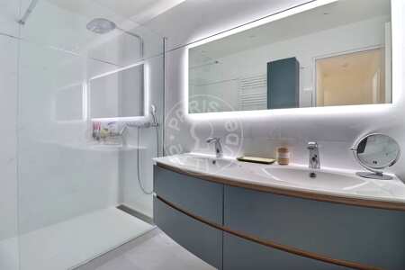 Bathroom Furnished apartment - 85m²  - 2 bedrooms - Commerce - Paris