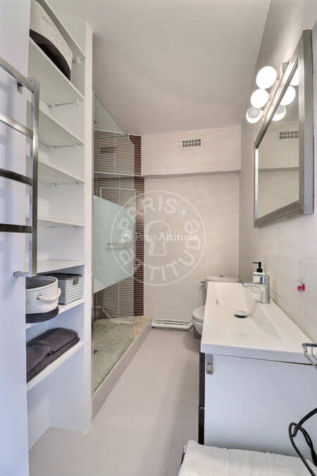 Bathroom Furnished apartment - 59m²  - 2 bedrooms - Buttes-Chaumont - Paris