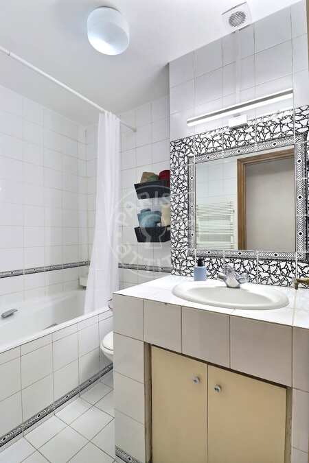 Salle de bain Appartement meublé - 53m²  - 2 chambres - Latin / Saint-Michel - Paris