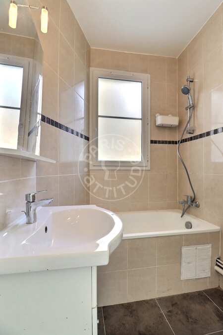 Bathroom Furnished apartment - 29m²  - 1 bedroom - Place des Fêtes - Paris