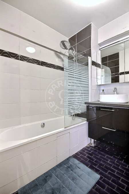 Bathroom Furnished apartment - 49m²  - 2 bedrooms - Porte de Champerret - Paris