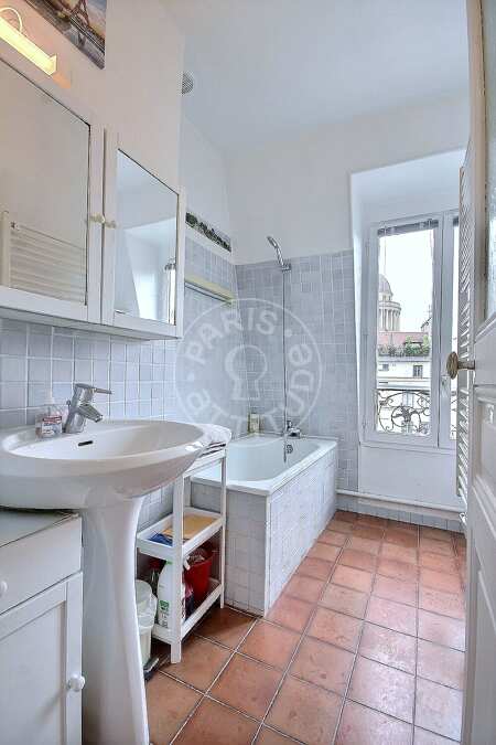 Salle de bain Appartement meublé - 28m²  - 1 chambre - Panthéon / Sorbonne - Paris
