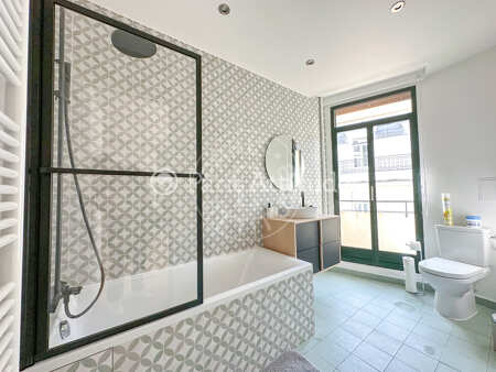 Salle de bain Appartement meublé - 53m²  - 1 chambre - Champs-Elysées - Paris