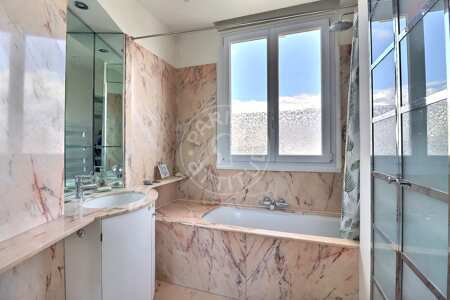 Salle de bain Appartement meublé - 95m²  - 2 chambres - Montmartre / Place des Abbesses - Paris