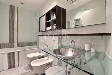 Salle de bain Appartement meublé - 56m²  - 1 chambre - Alma-Marceau - Paris