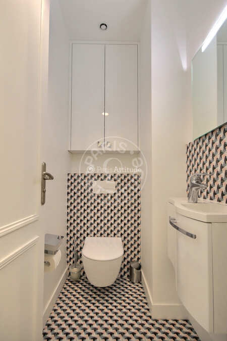 Toilet Furnished apartment - 84m²  - 3 bedrooms - Oberkampf - Paris
