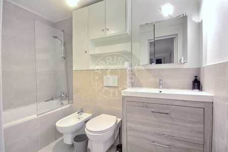 Salle de bain Appartement meublé - 75m²  - 2 chambres - Grands Boulevards / Bonne Nouvelle - Paris