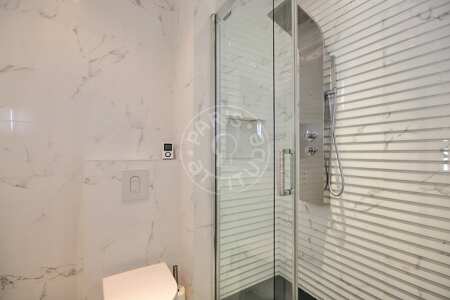 Salle de bain Appartement meublé - 78m²  - 2 chambres - Montmartre / Place des Abbesses - Paris