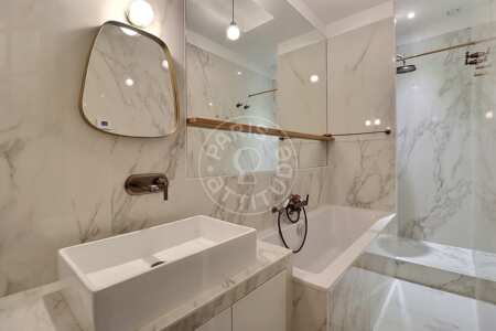 Bathroom Furnished apartment - 83m²  - 3 bedrooms - Montmartre / Place des Abbesses - Paris