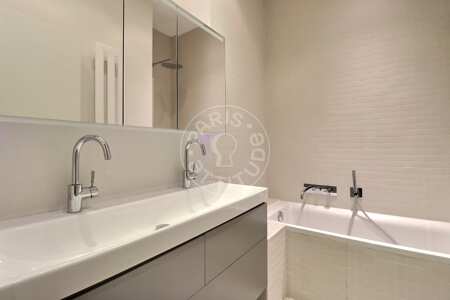 Bathroom Furnished apartment - 42m²  - 1 bedroom - Pereire - Paris