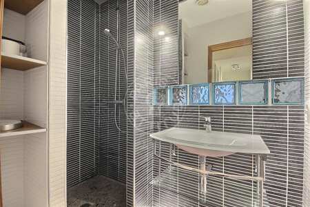 Bathroom Furnished apartment - 38m²  - 1 bedroom - Jules Joffrin - Mairie du 18ème - Paris