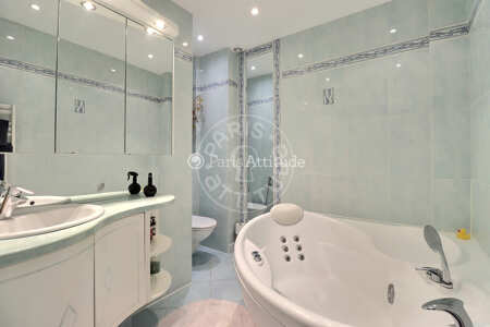 Salle de bain Appartement meublé - 62m²  - 2 chambres - Porte Maillot / Palais des Congrès - Paris