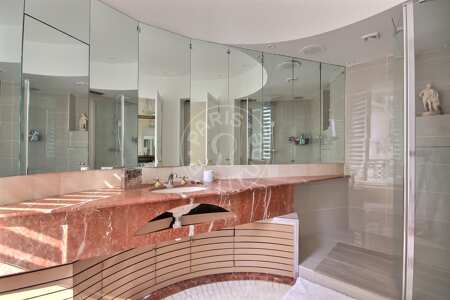 Bathroom Furnished apartment - 109m²  - 3 bedrooms - Place de Clichy - Paris