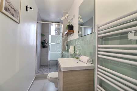 Bathroom Furnished apartment - 65m²  - 2 bedrooms - Levallois-Perret