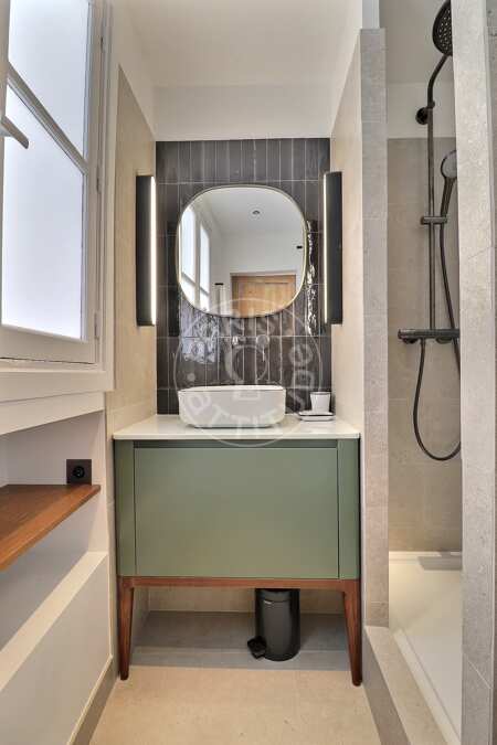 Salle de bain Appartement meublé - 33m²  - 1 chambre - Montmartre / Place des Abbesses - Paris