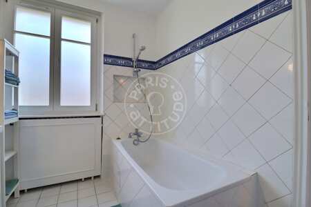 Bathroom Furnished apartment - 91m²  - 2 bedrooms - Montmartre / Place des Abbesses - Paris
