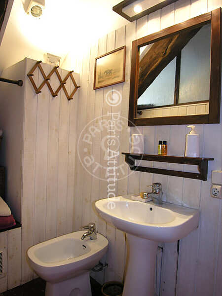 Bathroom Furnished duplex - 42m²  - 2 bedrooms - Madeleine - Paris