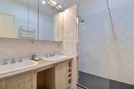 Bathroom Furnished apartment - 72m²  - 2 bedrooms - Mirabeau - Paris