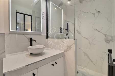Bathroom Furnished apartment - 27m²  - 1 bedroom - Ecole Militaire / Unesco / Duroc - Paris