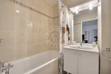 Salle de bain Studio meublé - 30m²  - Montmartre / Place des Abbesses - Paris