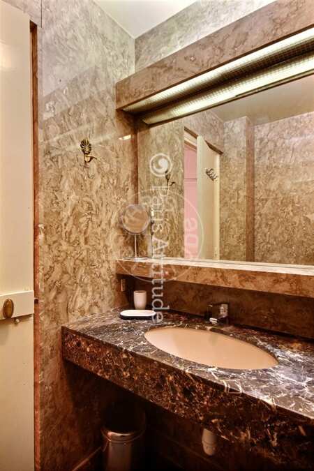 Salle de bain Appartement meublé - 85m²  - 2 chambres - Ecole Militaire / Unesco / Duroc - Paris