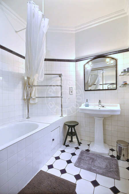 Bathroom Furnished apartment - 70m² - 2 bedrooms - Hôtel de Ville - Paris