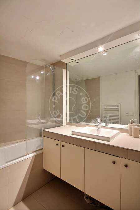 Salle de bain Appartement meublé - 88m²  - 2 chambres - Invalides - Paris