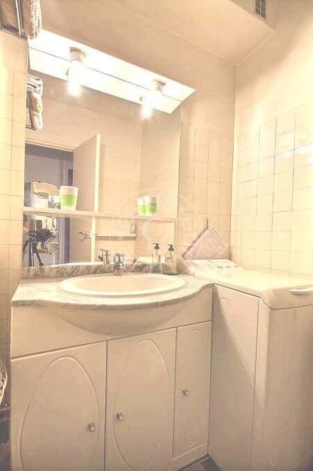 Salle de bain Studio meublé - 27m²  - Jardin du Luxembourg - Paris