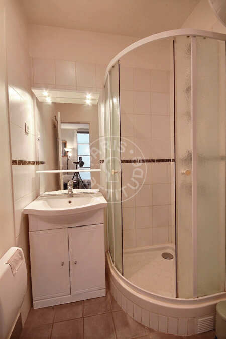 Casa de banho Quitinete mobilado - 22m²  - Notre-Dame de Lorette - Paris
