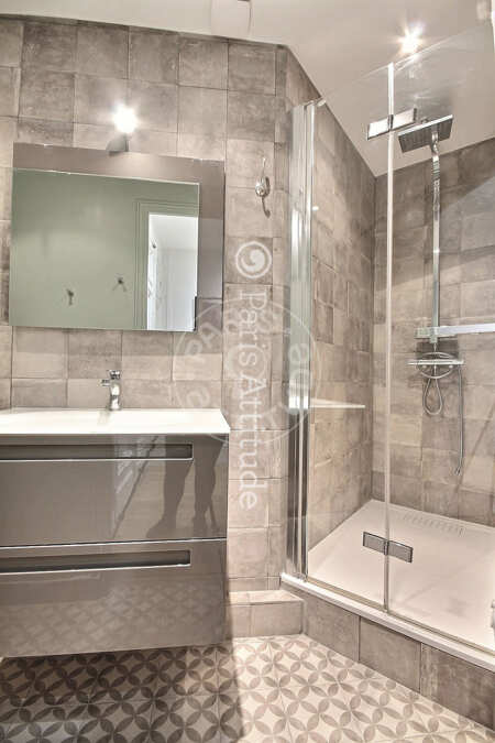 Bathroom Furnished duplex - 100m²  - 3 bedrooms - Porte Maillot / Palais des Congrès - Paris