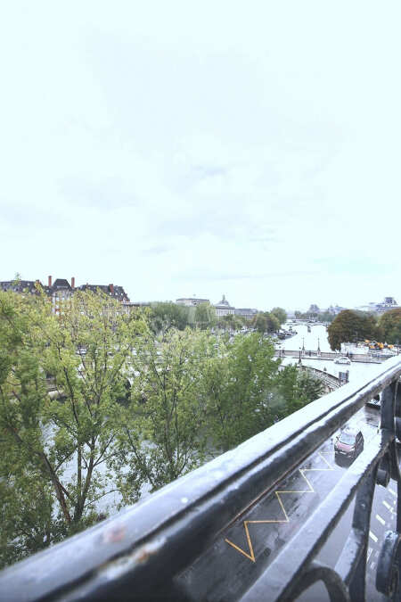 Balcony Furnished studio - 35m²  - Ile de la Cité - Paris