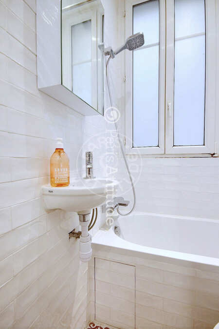 Bathroom Furnished apartment - 37m²  - 1 bedroom - Batignolles - Paris