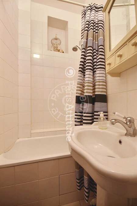 Bathroom Furnished apartment - 39m²  - 1 bedroom - Gambetta - Paris
