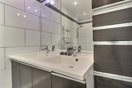 Bathroom Furnished apartment - 85m²  - 2 bedrooms - Puteaux