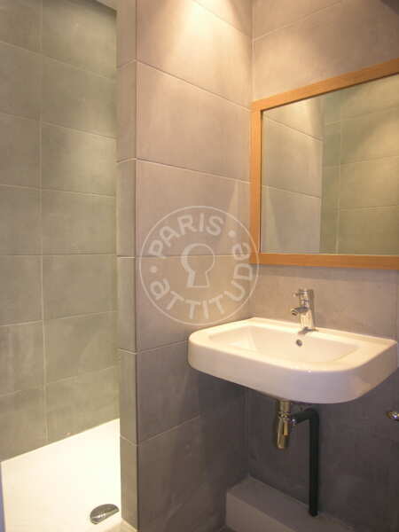 Salle de bain Studio meublé - 23m²  - Saint-Paul - Paris