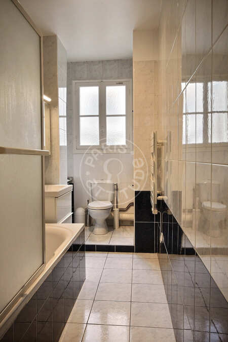 Salle de bain Appartement meublé - 52m²  - 1 chambre - Rue de la Pompe - Paris